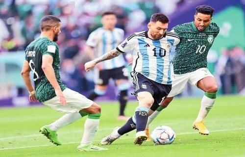 悬念十足！湖人打出一波10-0，步行者回敬11-0追到只差2分